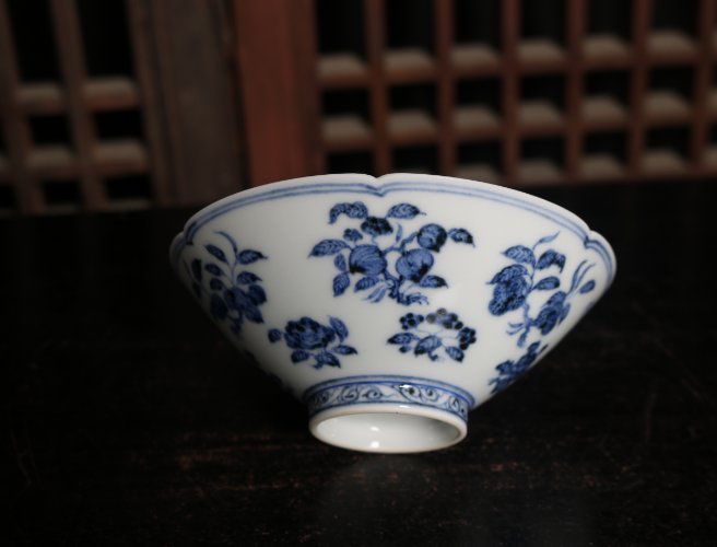 中国青花瓷历来备受收藏家青睐，瓷器古拙不失