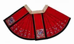 多姿多彩的红缎地兰花刺绣马面裙